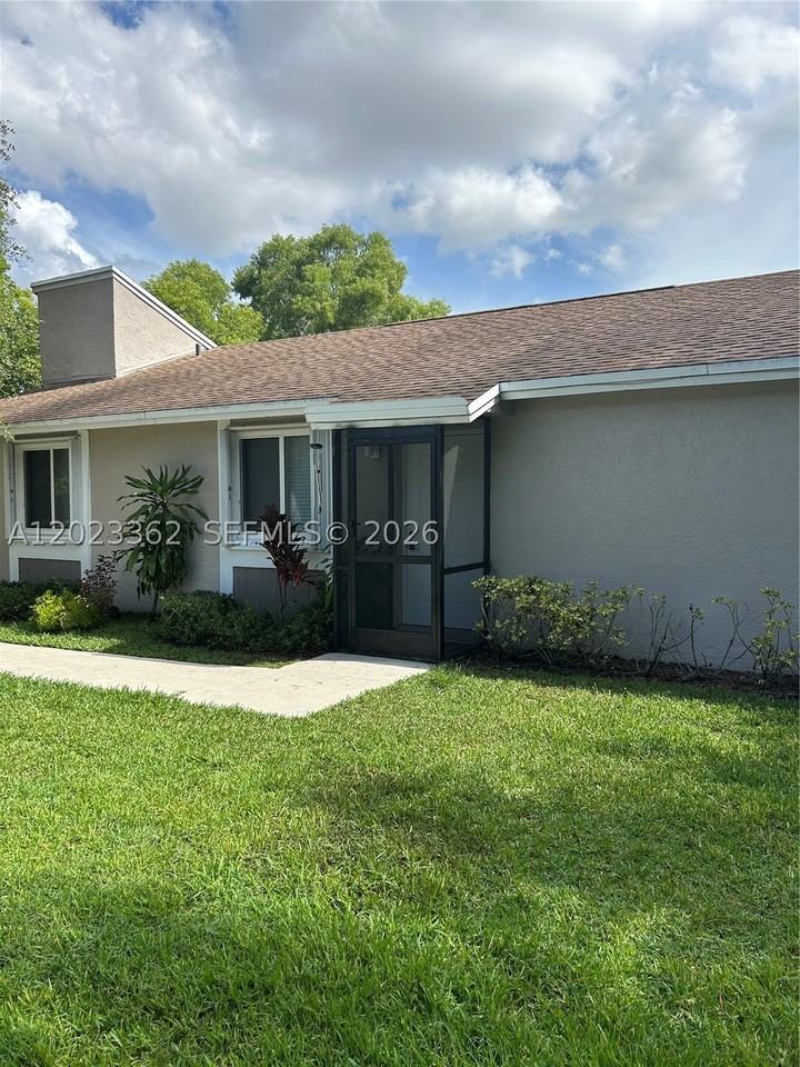 578 Woodgate Cir #E - Photo 2 of 19