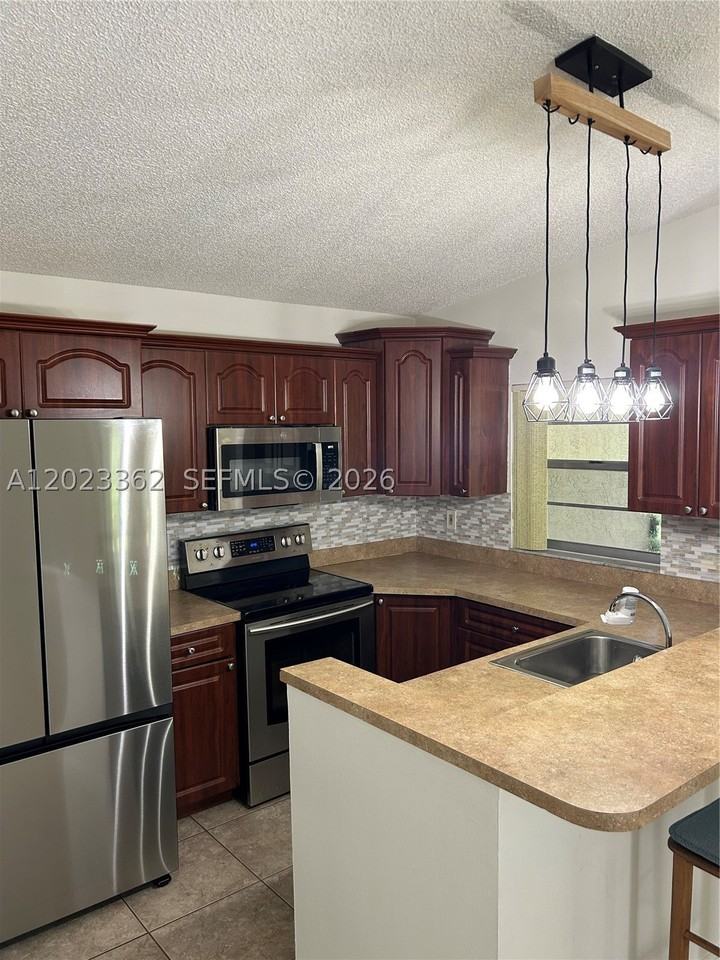 578 Woodgate Cir #E - Photo 4 of 19
