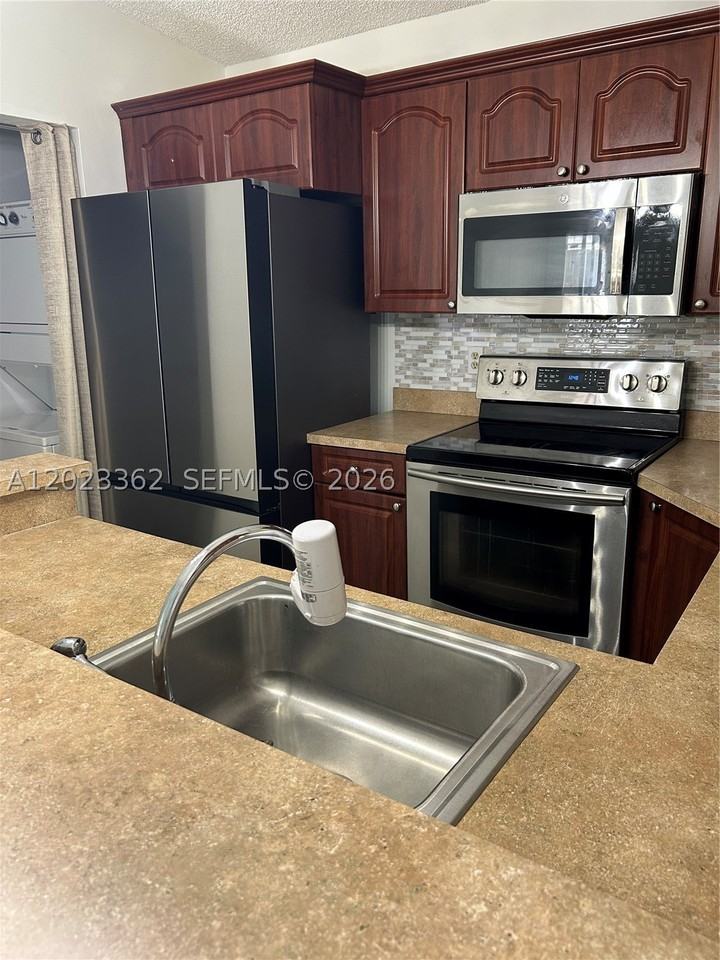 578 Woodgate Cir #E - Photo 5 of 19
