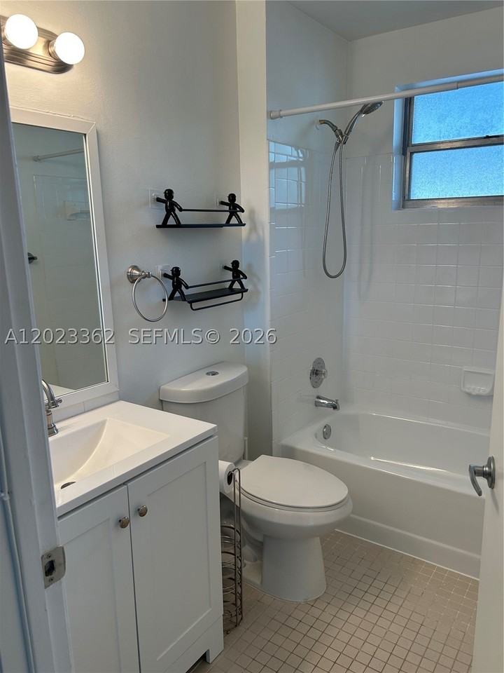 578 Woodgate Cir #E - Photo 6 of 19