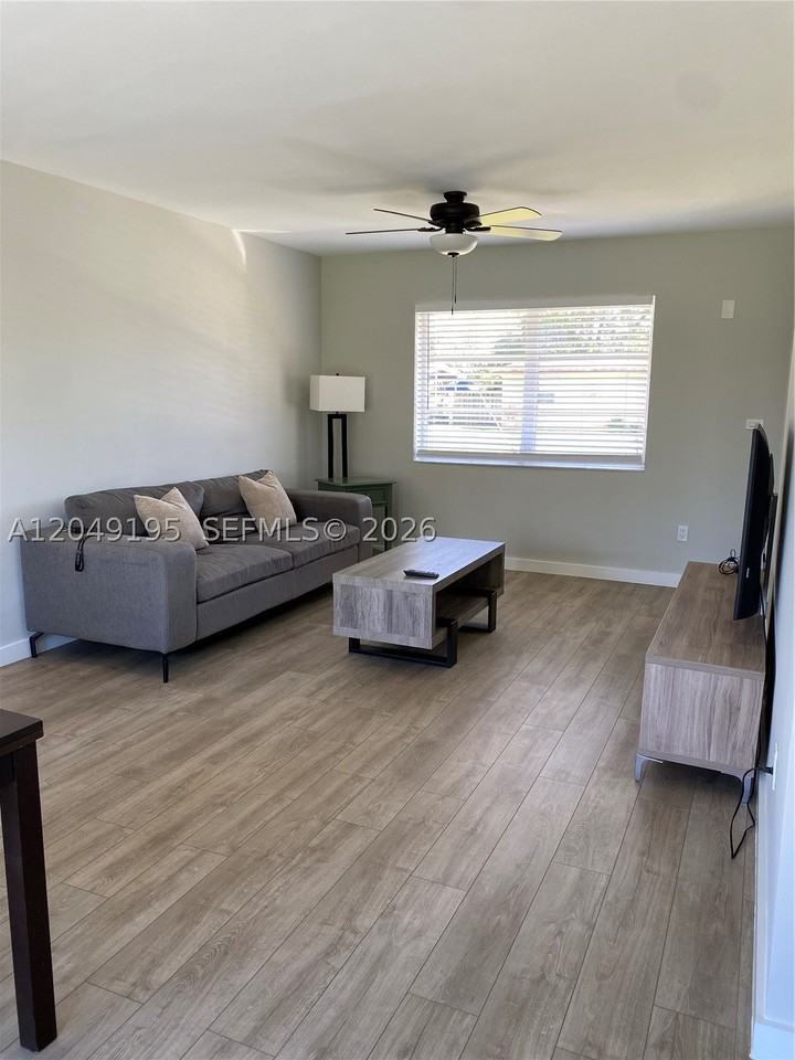 11121 Sw 46th St - Photo 4 of 13
