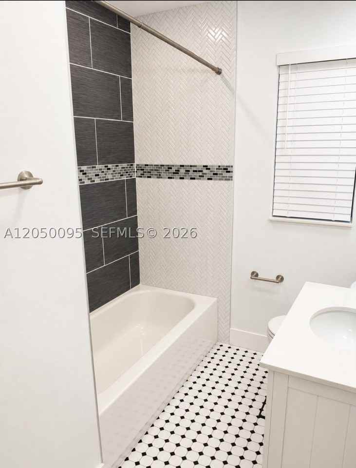1039 Ne 17th Ave - Photo 5 of 11