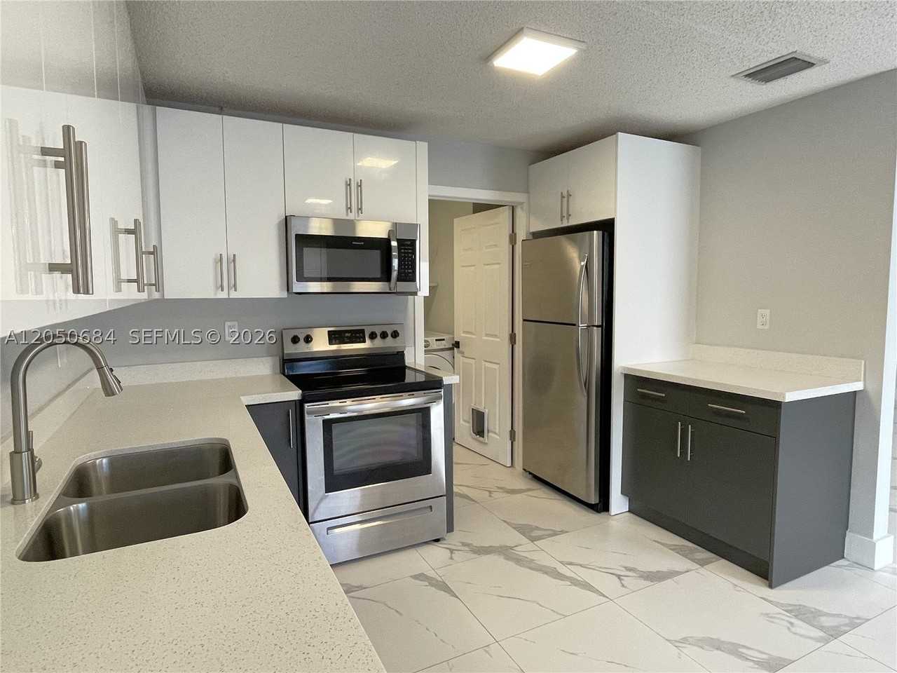 1370 Nw 3rd St - Photo 6 of 38