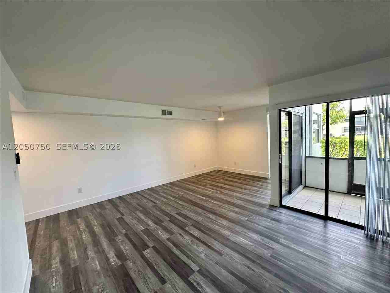960 N Franklin Ave #960G - Photo 4 of 18