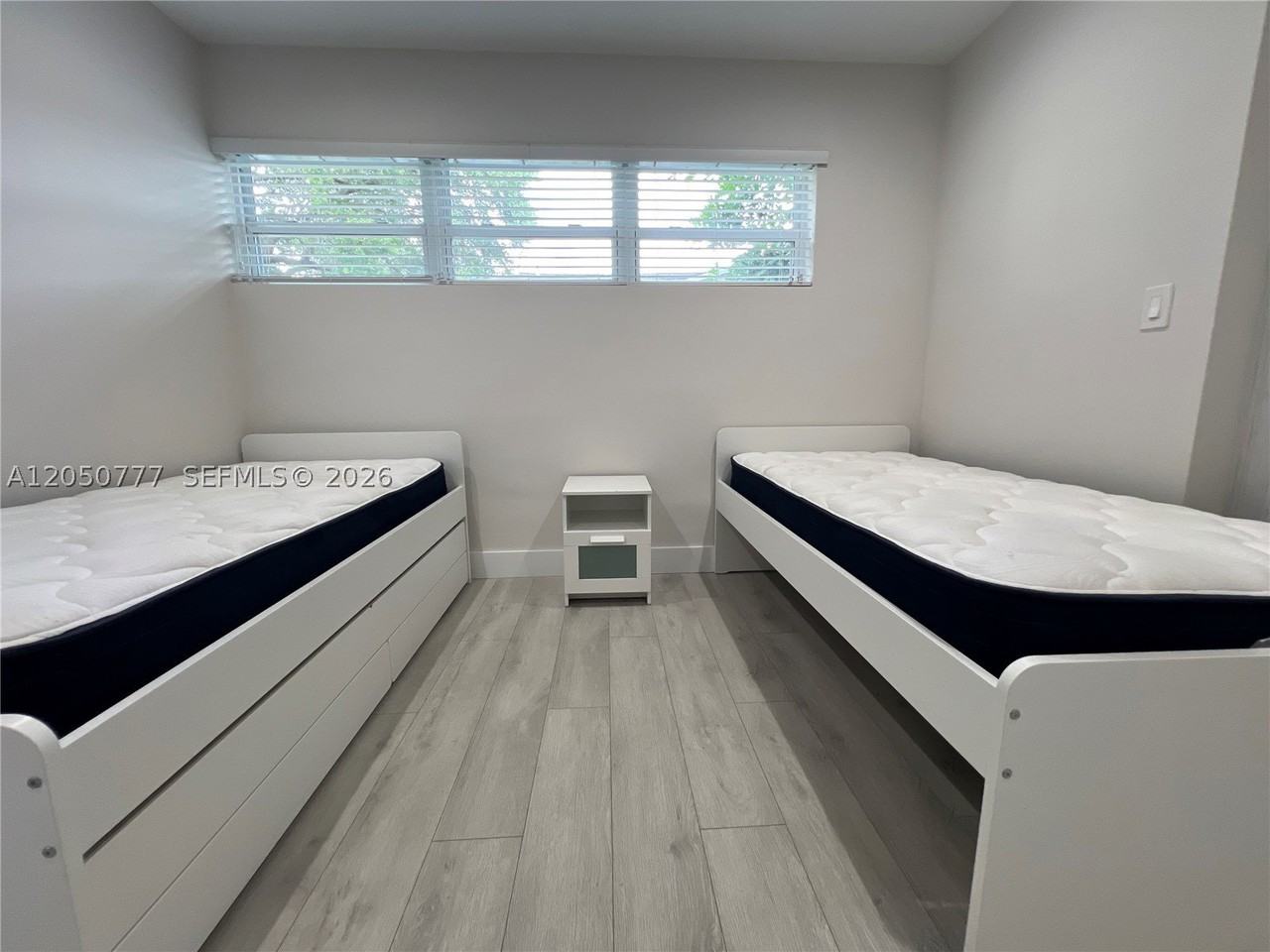 1405 N 46th Ave - Photo 7 of 35