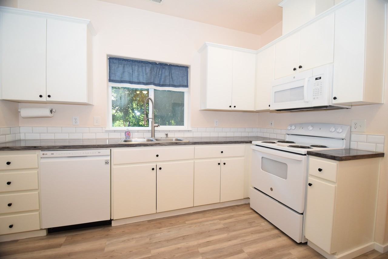 18528 Sw Mcclarey Dr #1 - Photo 3 of 34