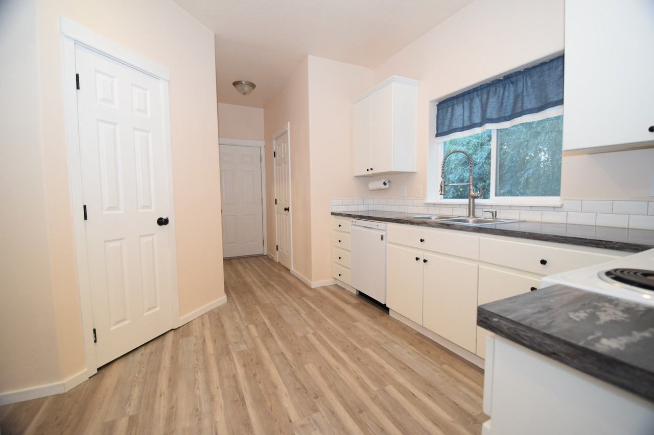 18528 Sw Mcclarey Dr #1 - Photo 5 of 34