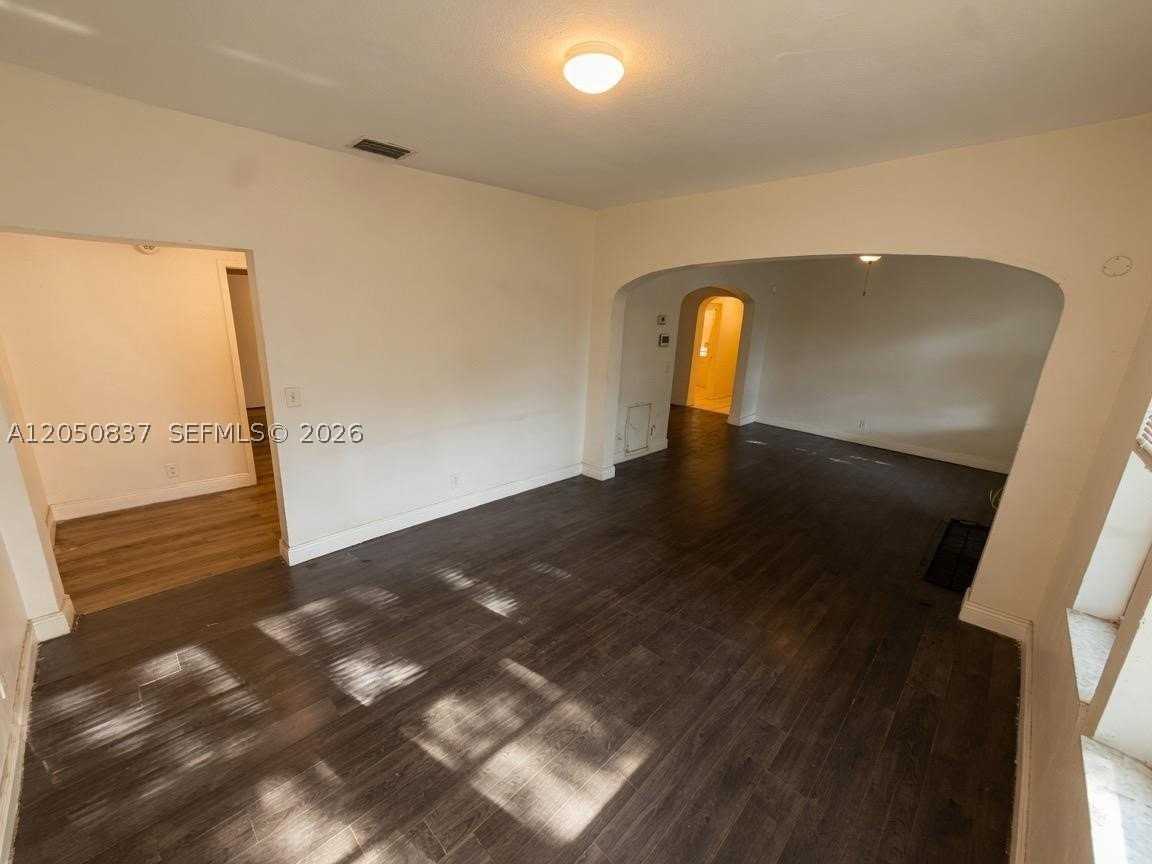 706 9th St #A - Photo 6 of 11