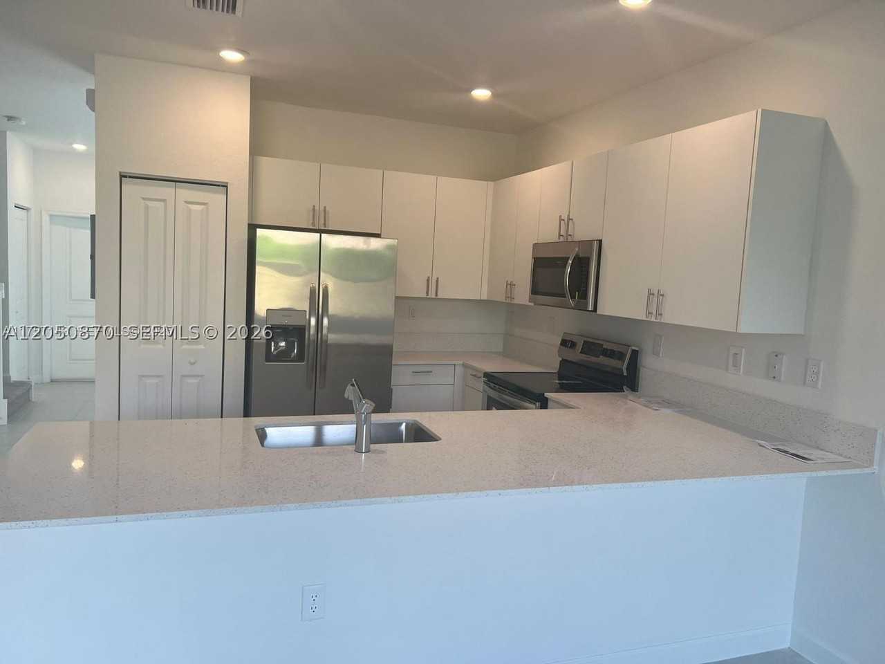 1642 Se 26th Ter #1642 - Photo 2 of 6