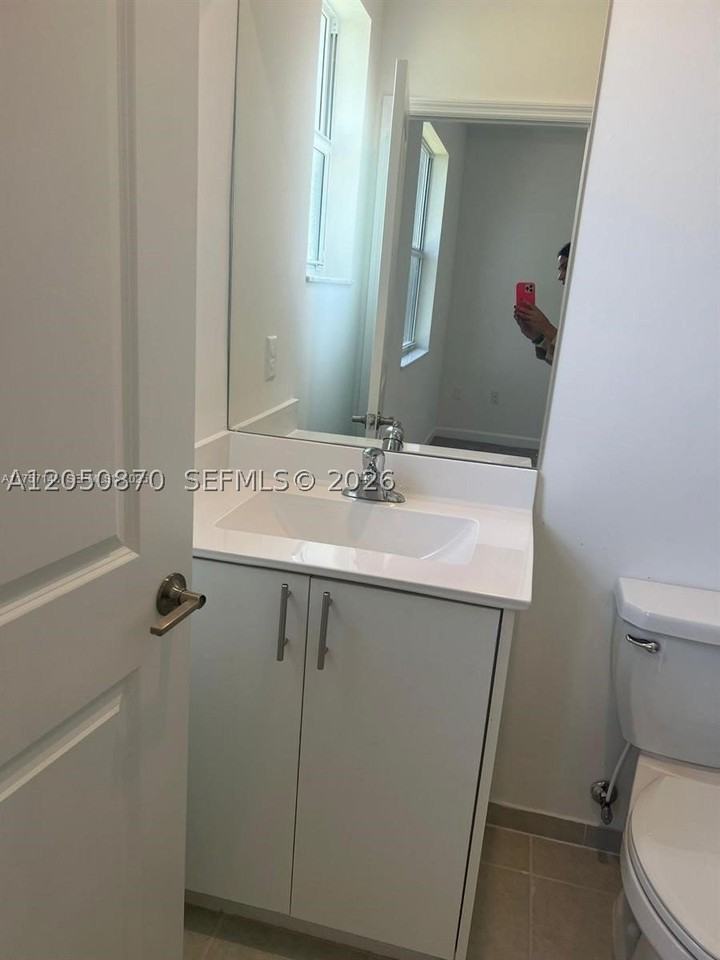 1642 Se 26th Ter #1642 - Photo 4 of 6