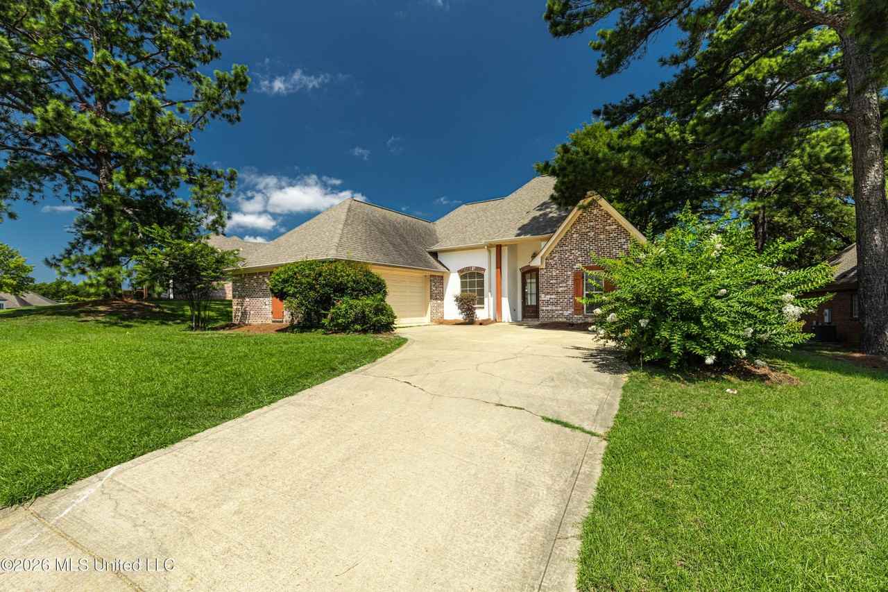 153 Hartfield Dr - Photo 3 of 41