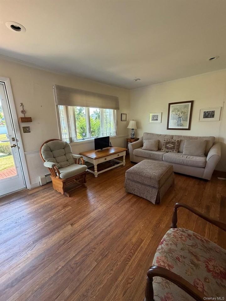 25 Surrey Ln - Photo 7 of 17