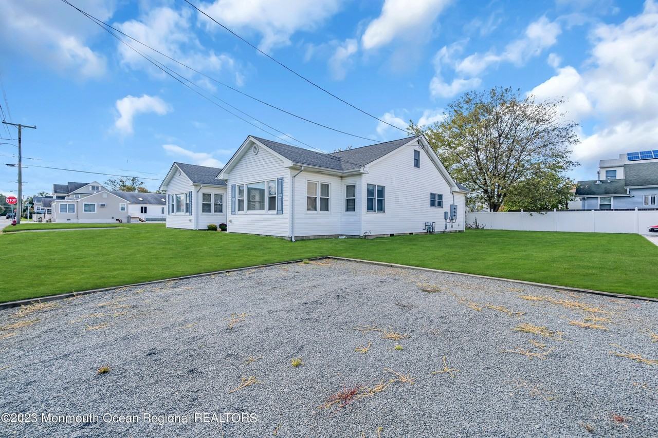 408 Newport Ave - Photo 7 of 43