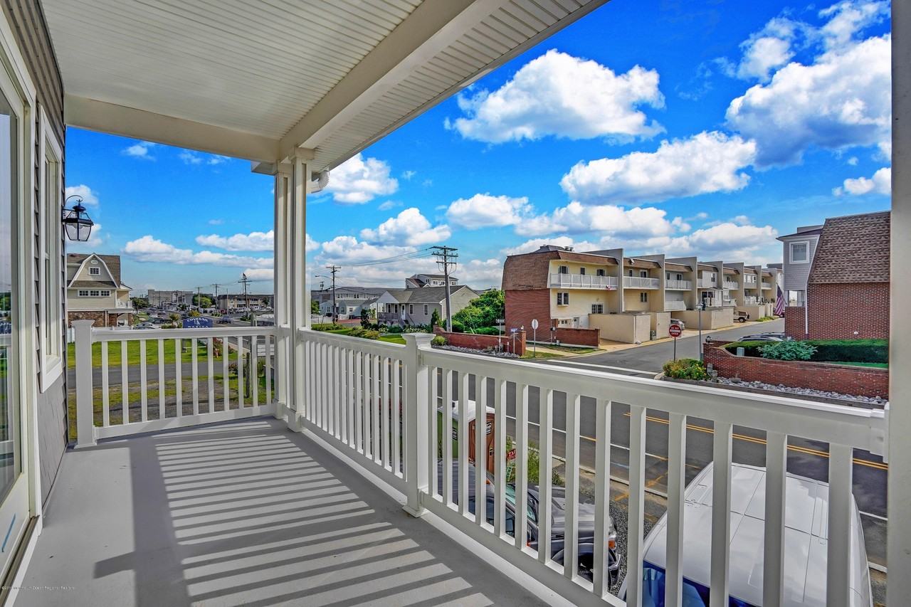 1260 Ocean Ave #B - Photo 4 of 44