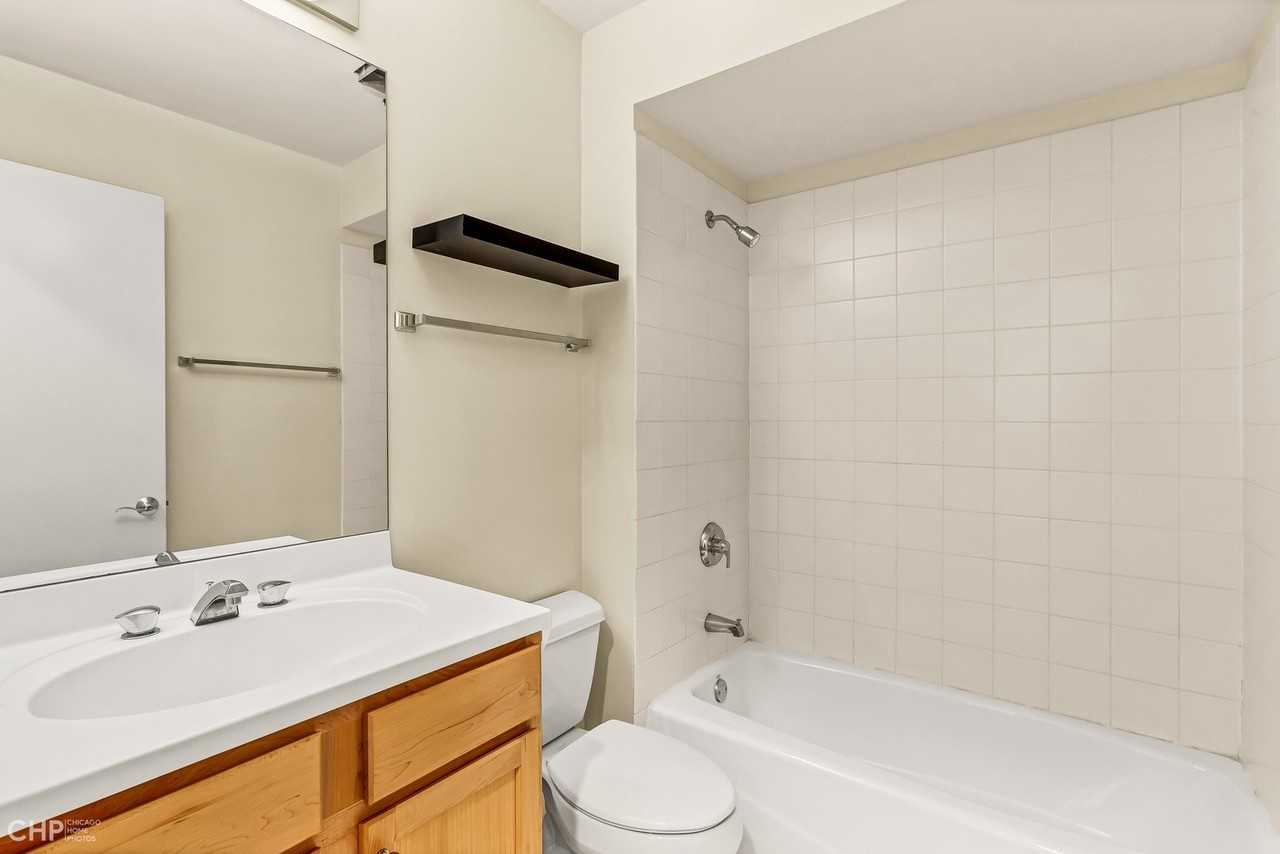 530 N Peoria St - Photo 4 of 30