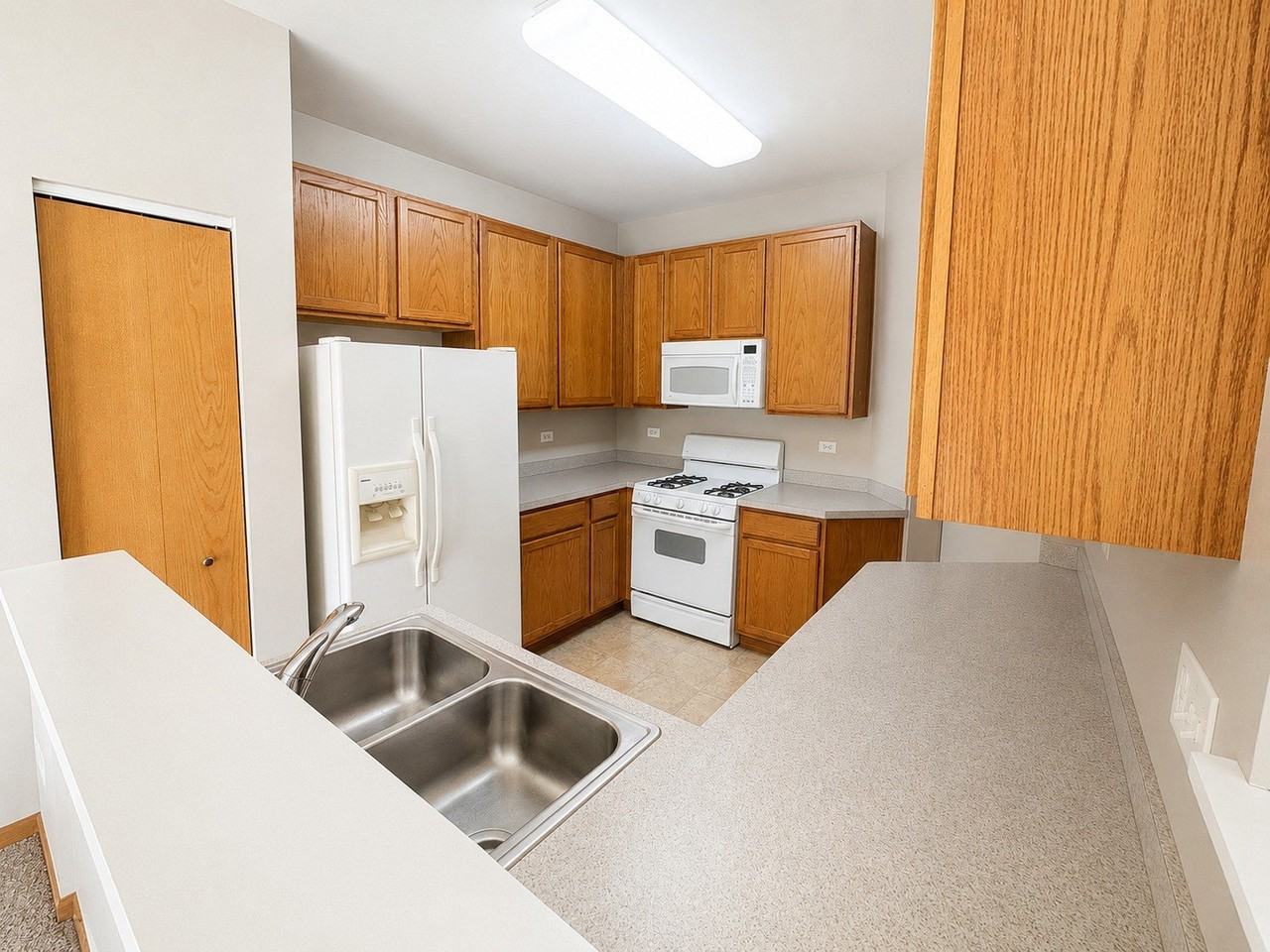 647 W Jonathan Dr - Photo 3 of 8