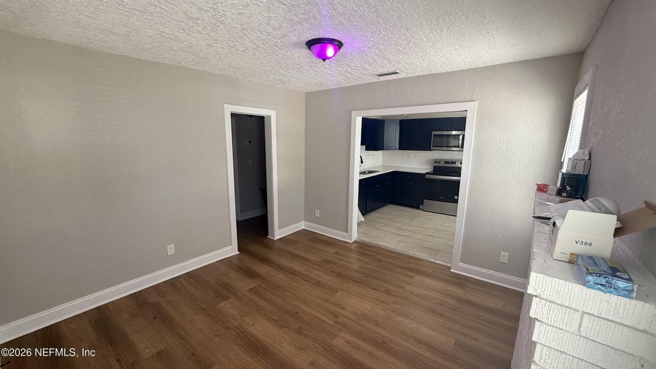 1645 W 12th St - Photo 2 of 8