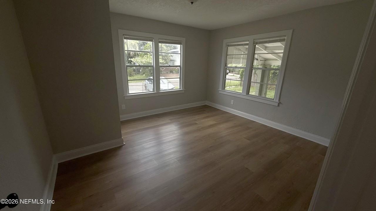 1645 W 12th St - Photo 5 of 8