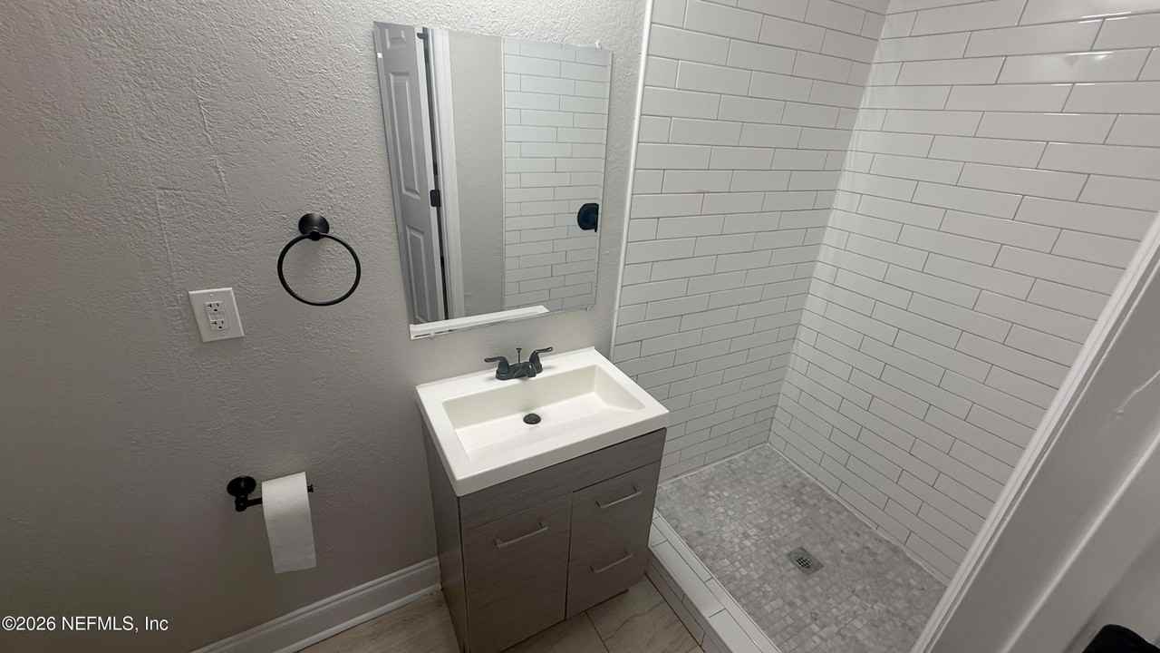 1645 W 12th St - Photo 7 of 8