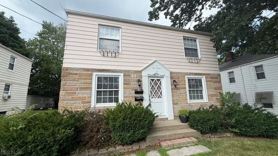 2042 13th St - Photo 4 of 27