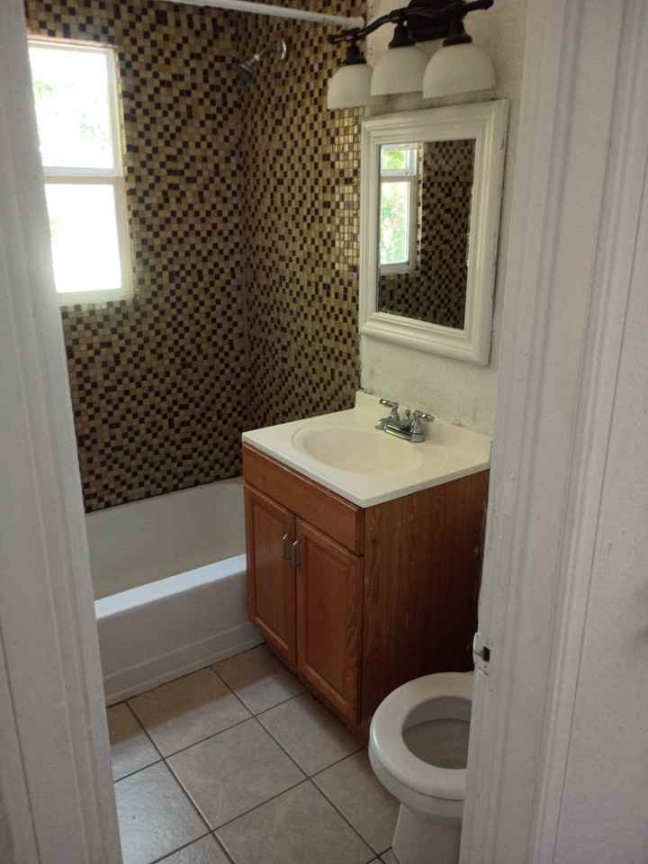 1514 Nw Smith Ave #1 - Photo 7 of 10