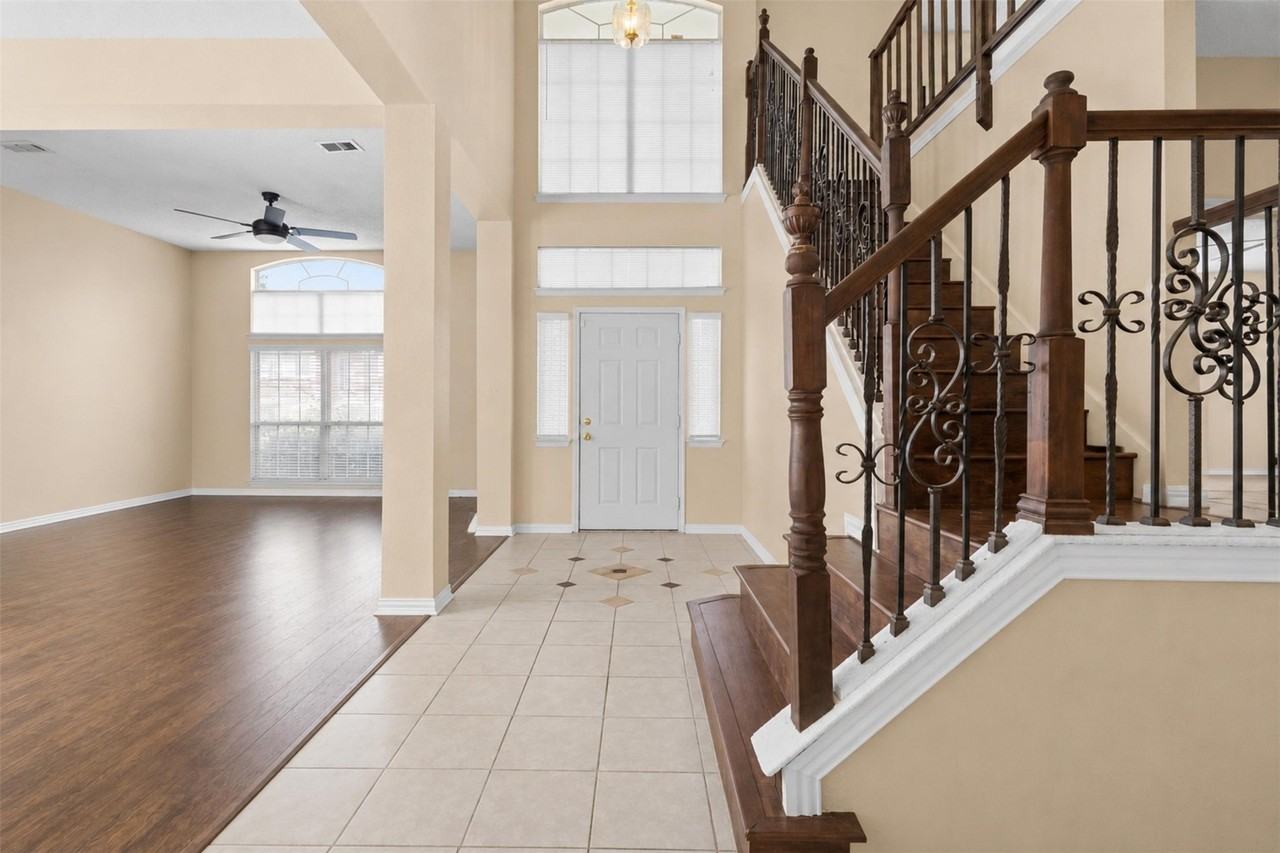 1128 Kensington Dr - Photo 4 of 37