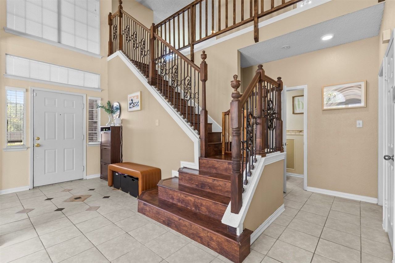 1128 Kensington Dr - Photo 5 of 37
