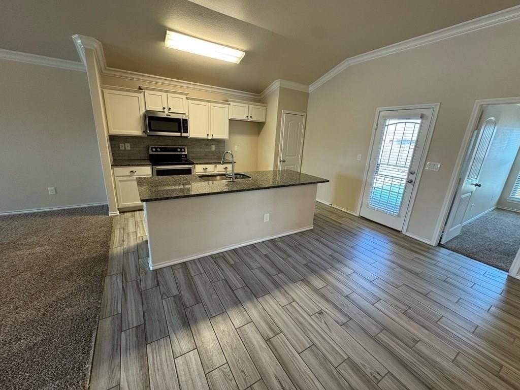903 Yancy St - Photo 2 of 13
