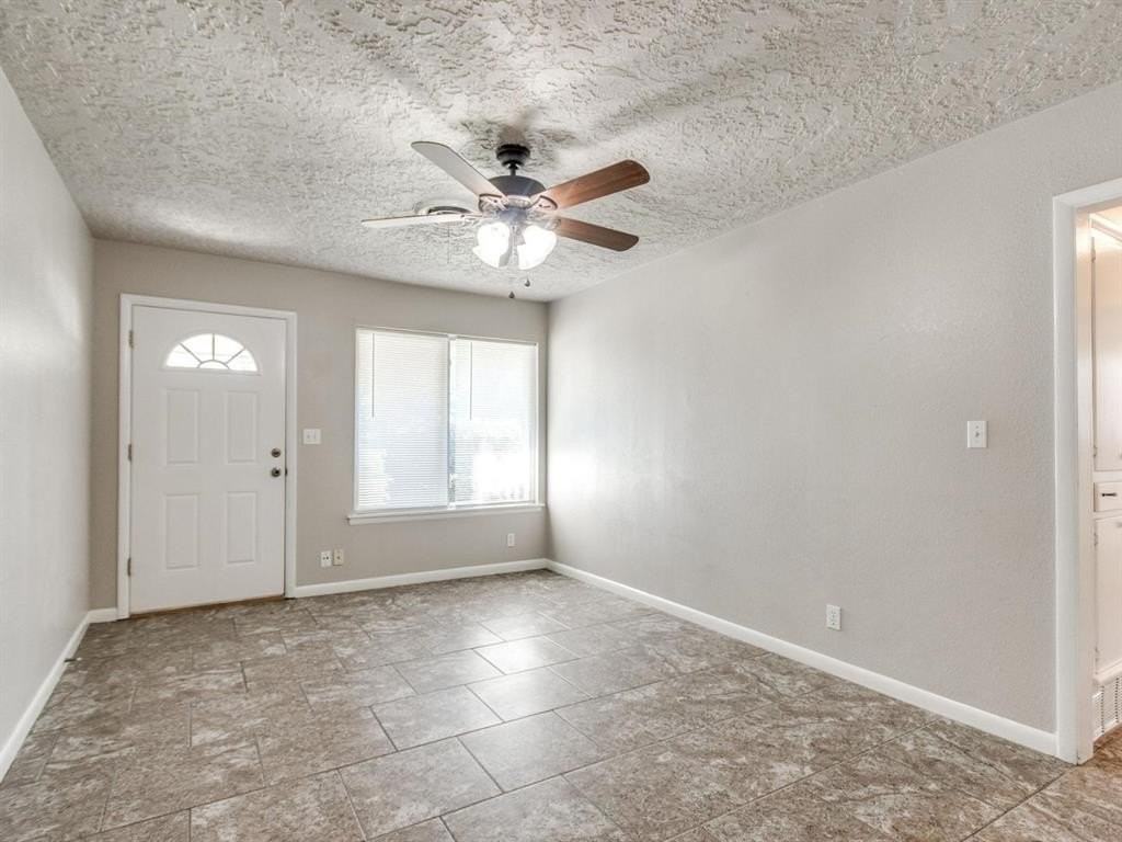 208 Thompson Dr - Photo 3 of 19