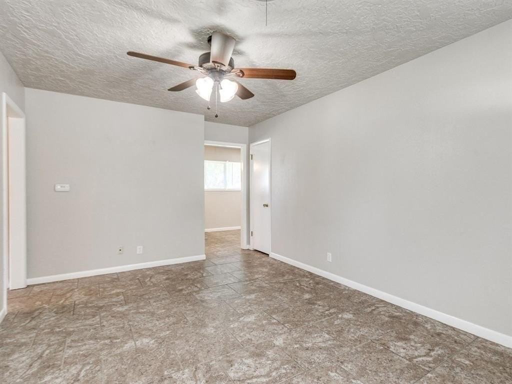 208 Thompson Dr - Photo 4 of 19