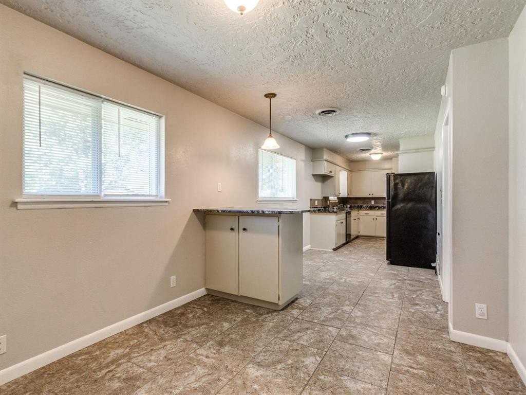 208 Thompson Dr - Photo 5 of 19