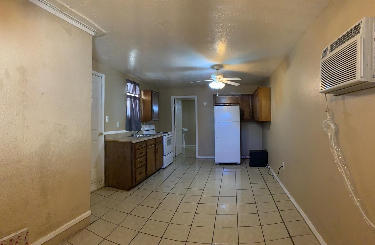 1612 Axtell St #B - Photo 2 of 5