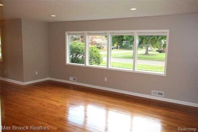 32349 Sheridan Dr - Photo 7 of 16