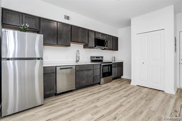 799 E Grand Blvd #4 - Photo 3 of 14