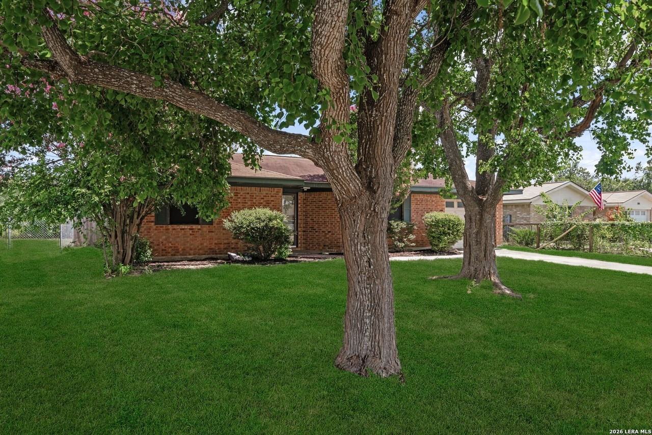 306 Meadow Dr - Photo 3 of 35