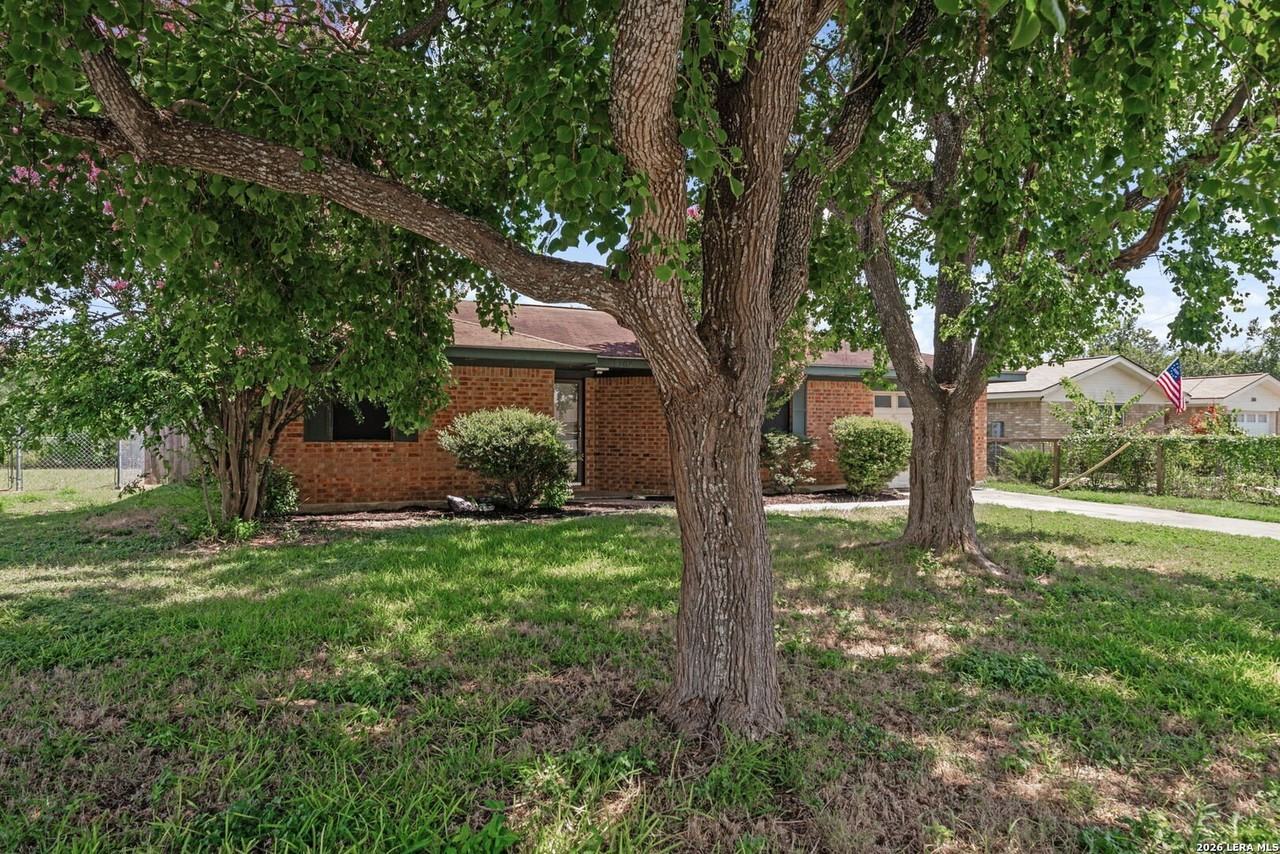 306 Meadow Dr - Photo 4 of 35