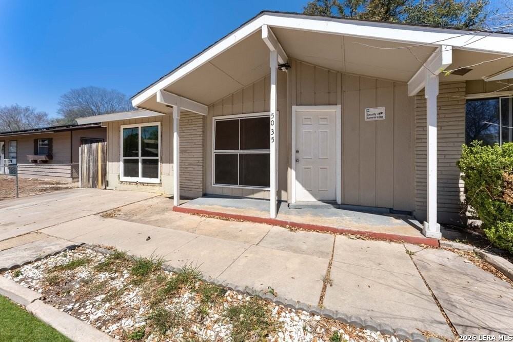 5035 Village Crst - Photo 4 of 23