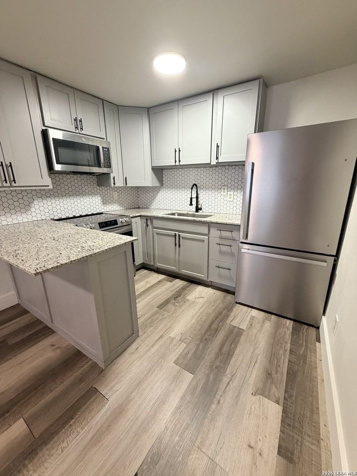 1121 Essex St #3 - Photo 4 of 6