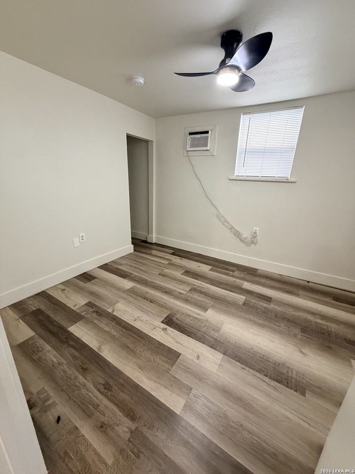 1121 Essex St #3 - Photo 5 of 6