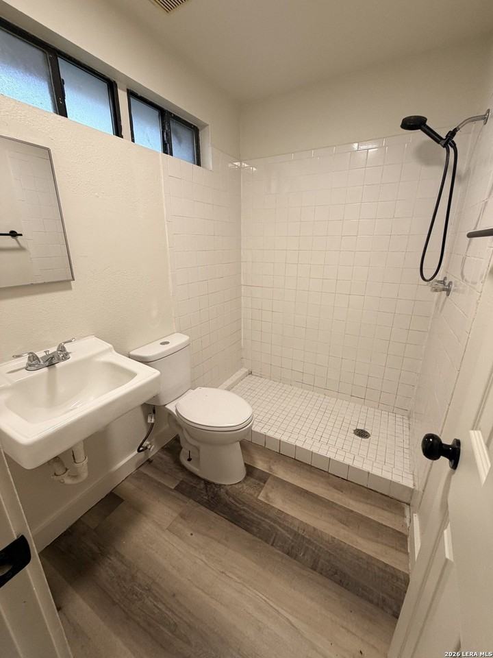1121 Essex St #3 - Photo 6 of 6