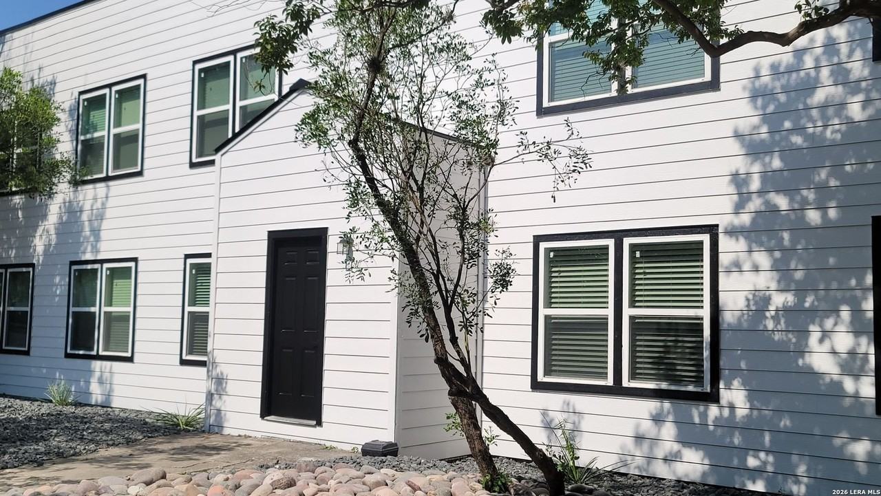 503 W Kings Hwy #202 - Photo 3 of 20