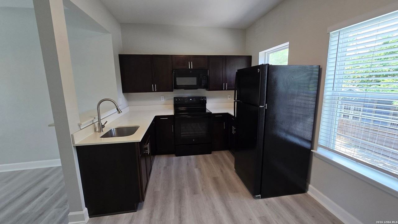 503 W Kings Hwy #202 - Photo 6 of 20