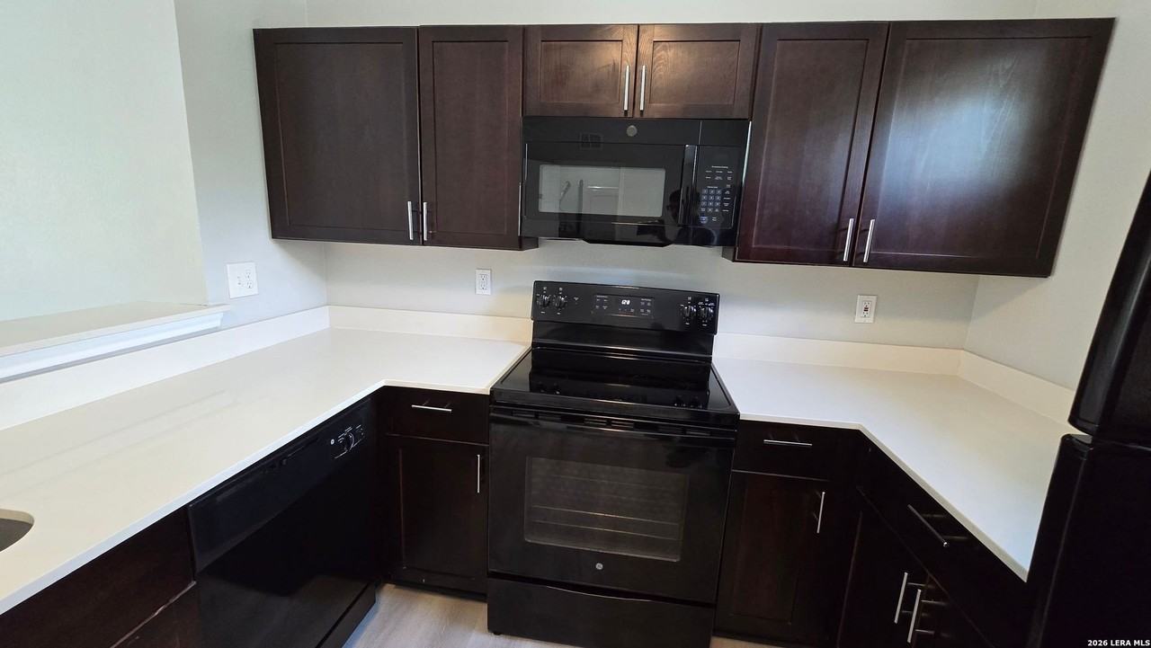 503 W Kings Hwy #202 - Photo 7 of 20