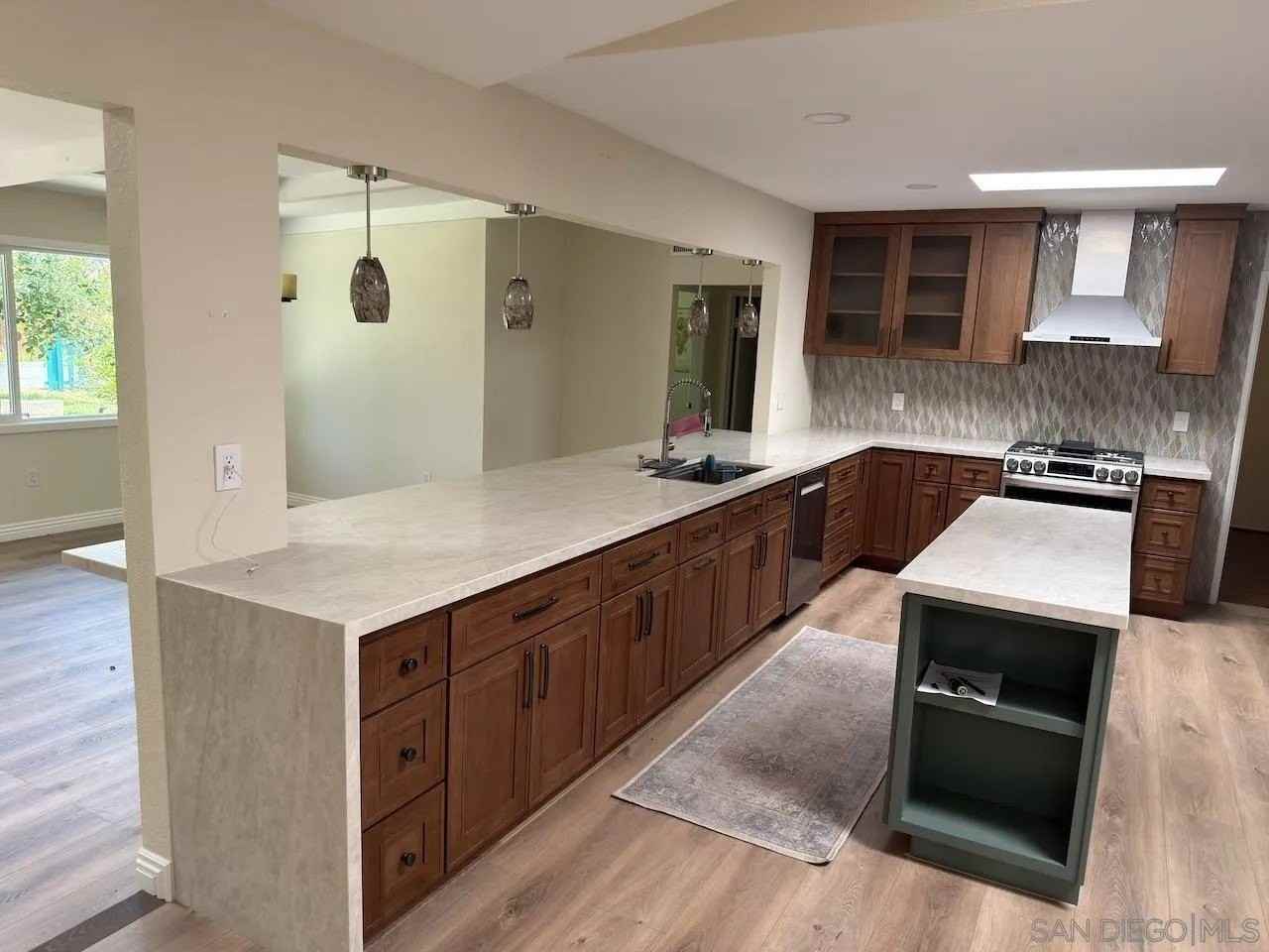 13919 York Ave - Photo 4 of 50