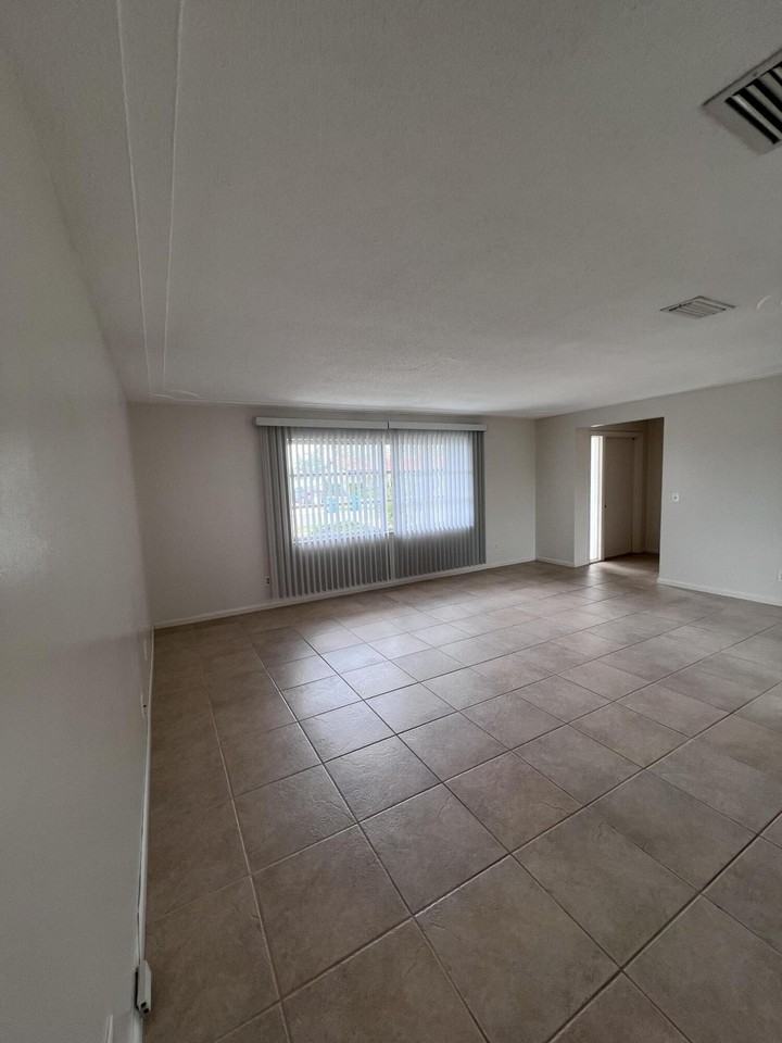 350 Orion Ct - Photo 3 of 20