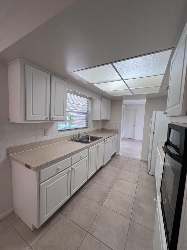 350 Orion Ct - Photo 7 of 20