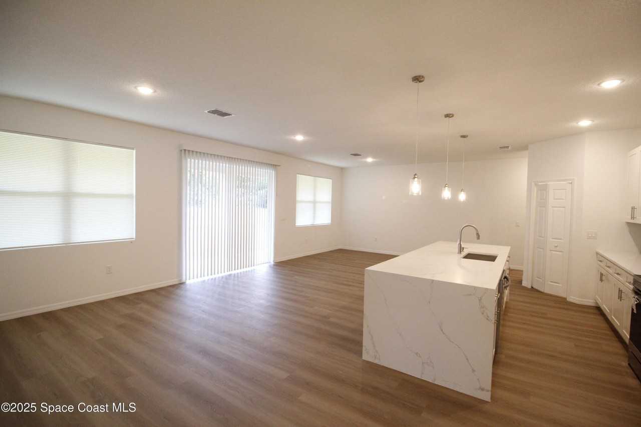 1658 Hamilton Ave Sw - Photo 4 of 19
