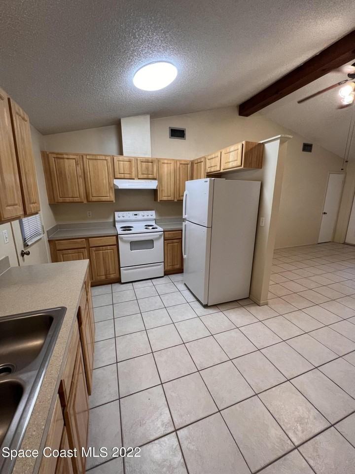 1675 Jack Oates Blvd #5 - Photo 4 of 8