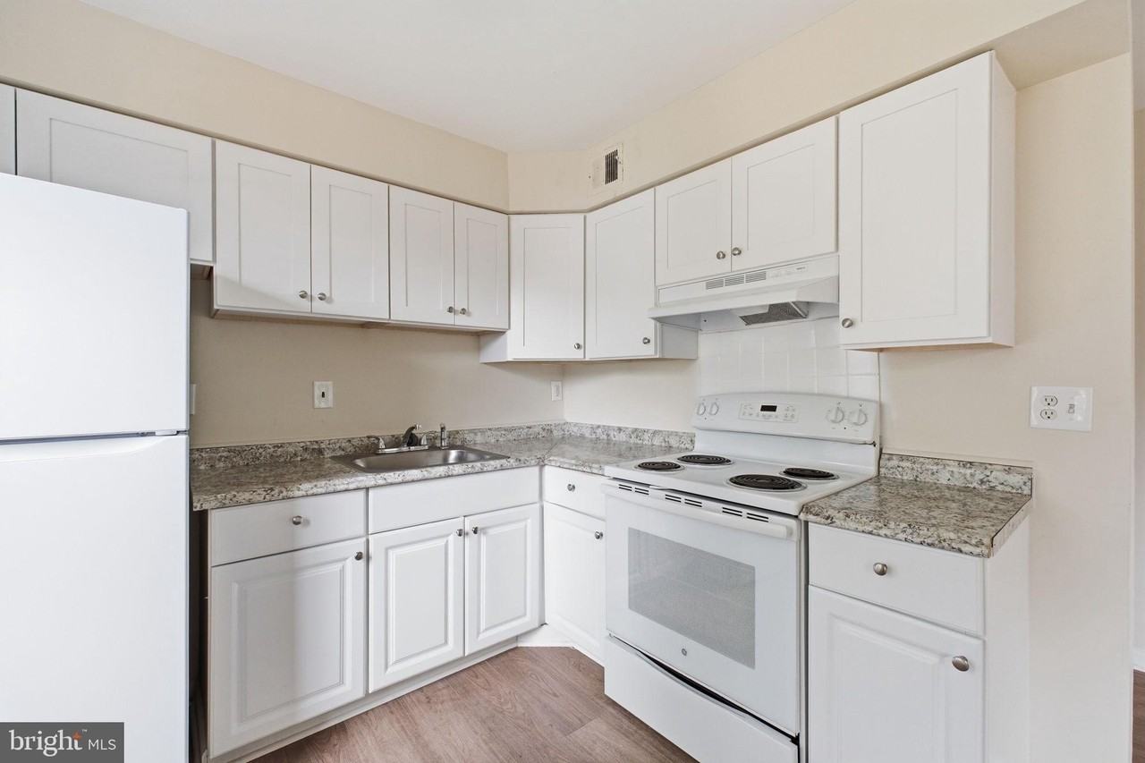 3927 Pennsylvania Ave Se #201 - Photo 5 of 12