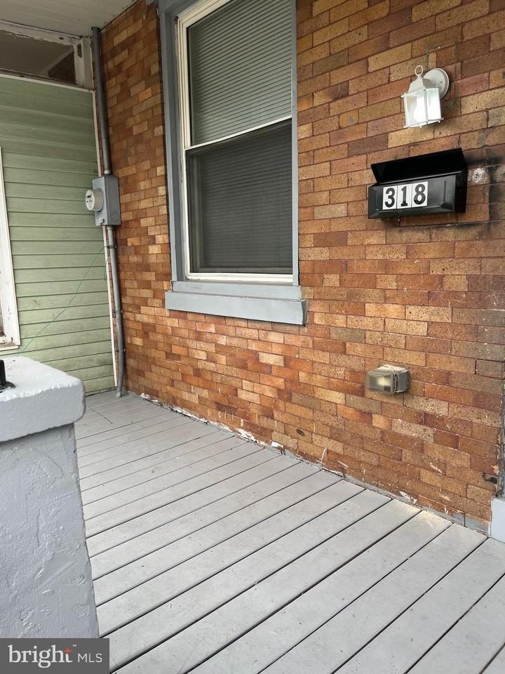 318 Powell St - Photo 2 of 22